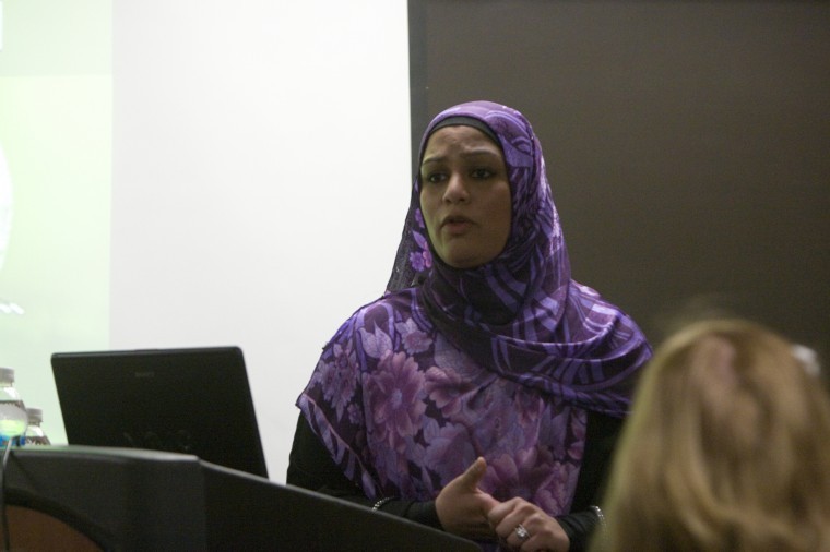 Tahera+Ahmed+speaks+at+Women+in+Islam+Tuesday+night+in+Room+506+of+the+Holmes+Student+Center.+