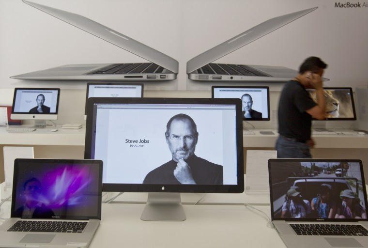 The Associated Press - A computer screen displays a picture of
Apple co-founder Steve Jobs with the inscription 1955-2011 at an
Apple store in Mexico City, Thursday, Oct. 6, 2011. Jobs, 56, died
Wednesday following a long battle against pancreatic cancer.
