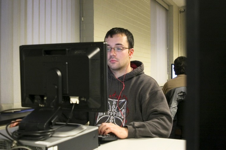 Dan Crus, Junior Manufacturing Engineering Technology major gets
ready for finals by studying in Neptune North's computer lab Monday
afternoon.
