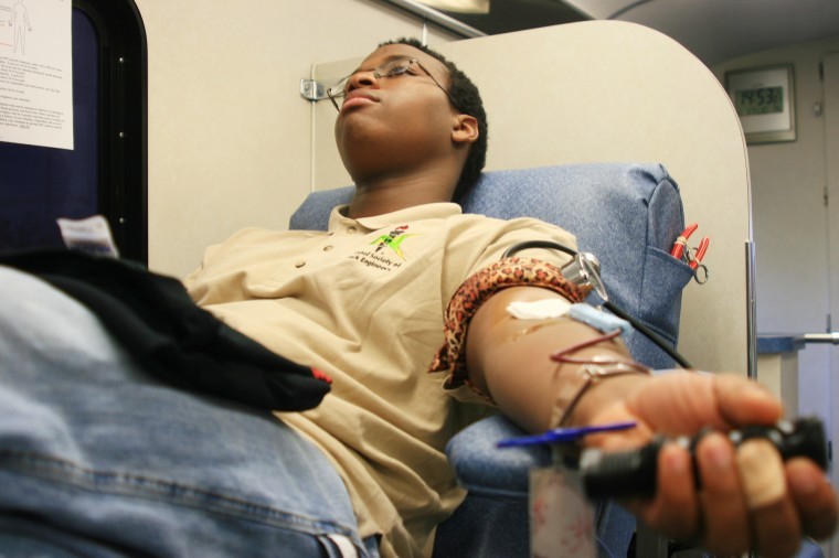 Mammadu Diallo, then first-year mechinal engineering major, gives blood
at the blood drive hosted by the National Society for Black
Engineers at the Rec Center.
