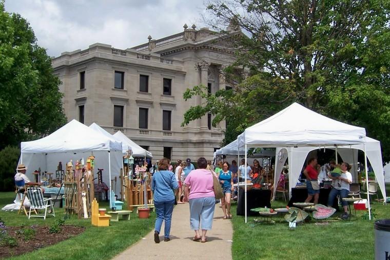 Shoppers+and+artists+mingle+at+the+Northern+Illinois+Art+Show+sponsored+by+Kishwaukee+Valley+Art+League.+The+event+is+held+annually+on+the+County+Courthouse+lawn+during+the+first+weekend+of+June.%0A