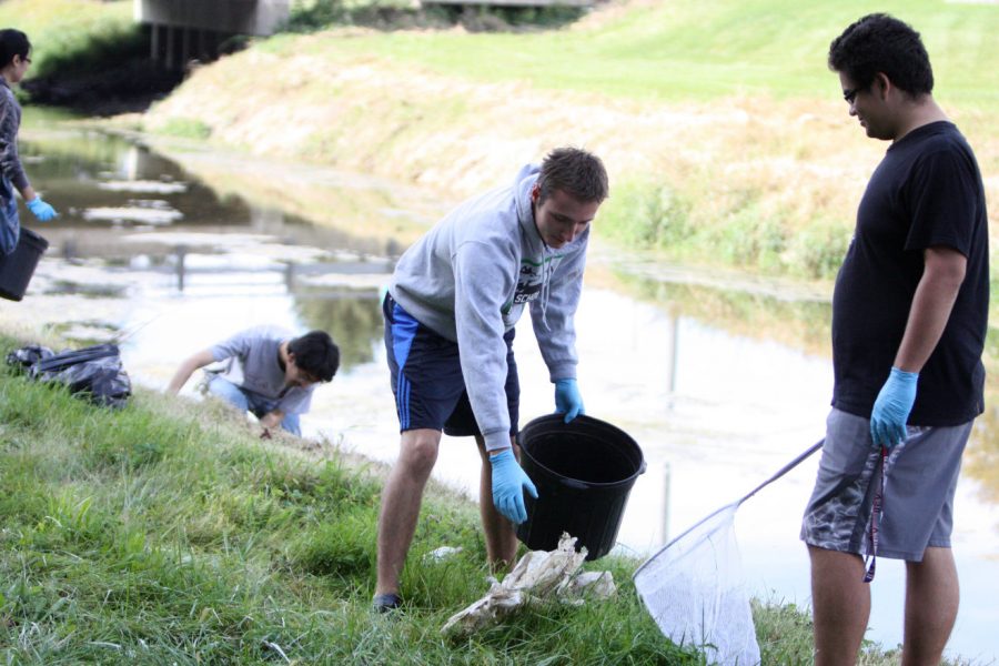 Students clean up Kishwaukee River