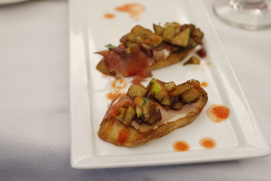 Ellington’s featured a pear and prosciutto bruschetta table item Nov. 4 at the Peared Together event. The buschetta consisted of a crostini topped with bleu cheese, pear, prosciutto and balsamic drizzle.
