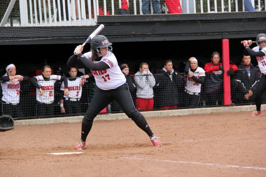 Softball+first+baseman+Kayti+Grable+awaits+a+pitch+in+the+game+against+the+North+Dakota+State+Bison+on+March+19+at+Mary+M.+Bell+Field.+Grable+leads+the+Huskies+in+batting+average+%28.418%29+and+on-base+percentage+%28.507%29%2C+and+ranks+third+in+fielding+percentage+%28.983%29.