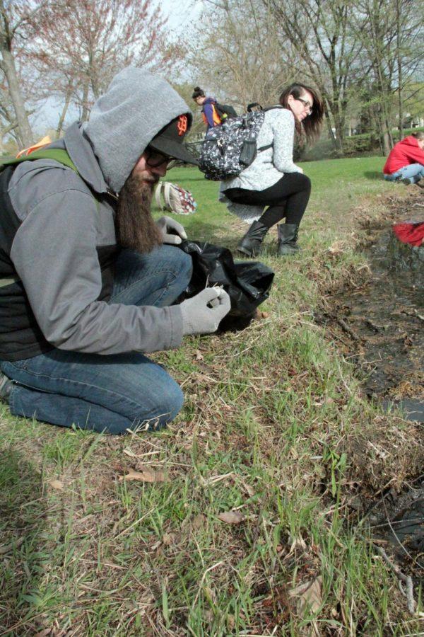 Students, locals clean up for Earth Day
