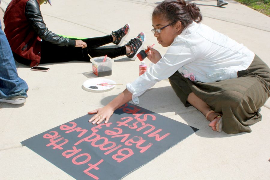 Senior Novella Blackmon creates a poster for a rally held Tuesday in the Martin Luther King Jr. Commons. Students at the rally called for unity and an end to inequality and police brutality. “The purpose of this rally is to awaken the ones who are sleep and bring light to darkness,” Blackmon said.