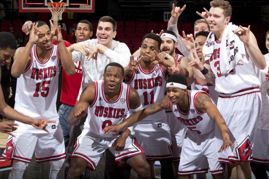 The+mens+basketball+team+poses+for+a+photo+after+a+56-50+win+over+Western+Michigan+University+on+Monday+in+the+Convocation+Center.
