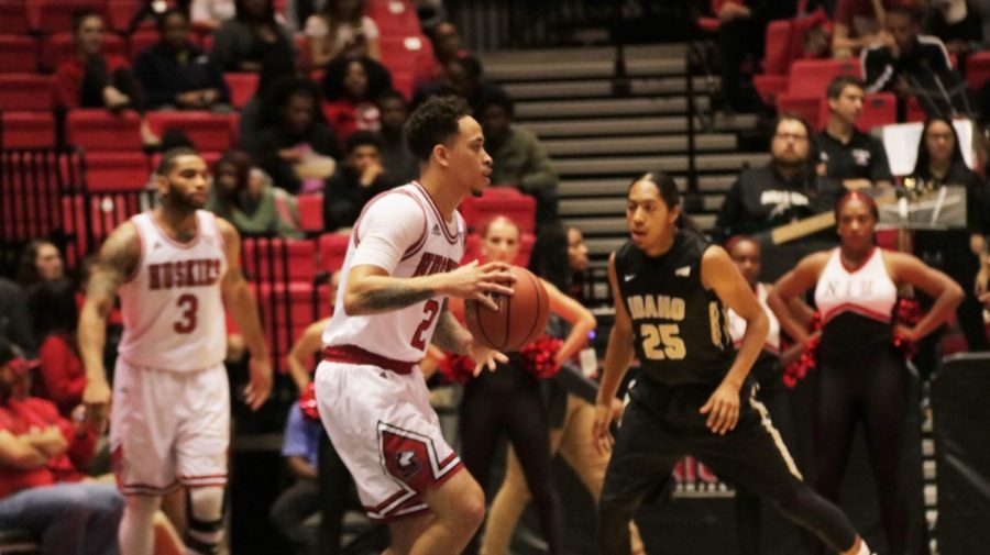 Sophomore guard Laytwan Porter looks to set up his offense Wednesday at the Convocation Center against University of Idaho. Porter was ejected in the second half after drawing his second technical foul, but the Huskies still won.