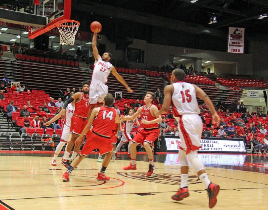 Mens basketball unable to maintain late lead