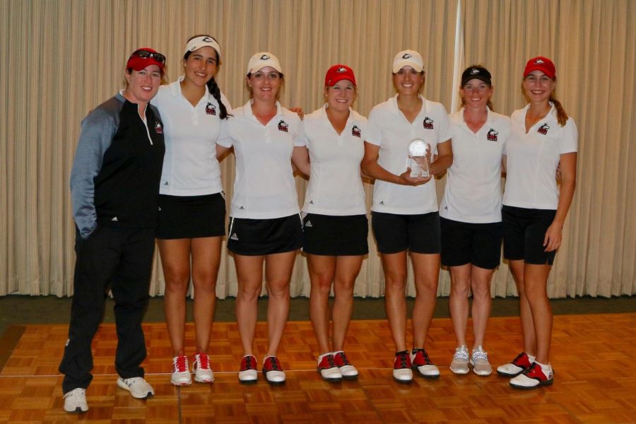 The+women%E2%80%99s+golf+team+celebrates+a+win+April+10+at+the+Kansas+City+Shootout.+The+team+begins+MAC+Championships+April+21+in+Cleveland.