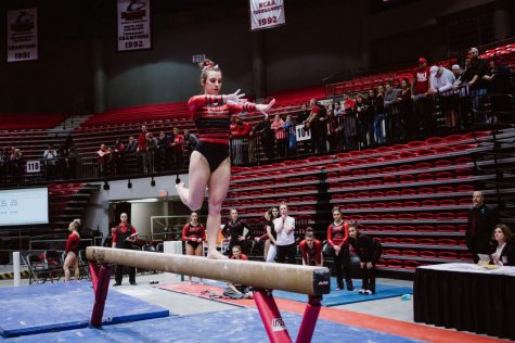 Huskies split 1-1 at Gymquarters Invitational