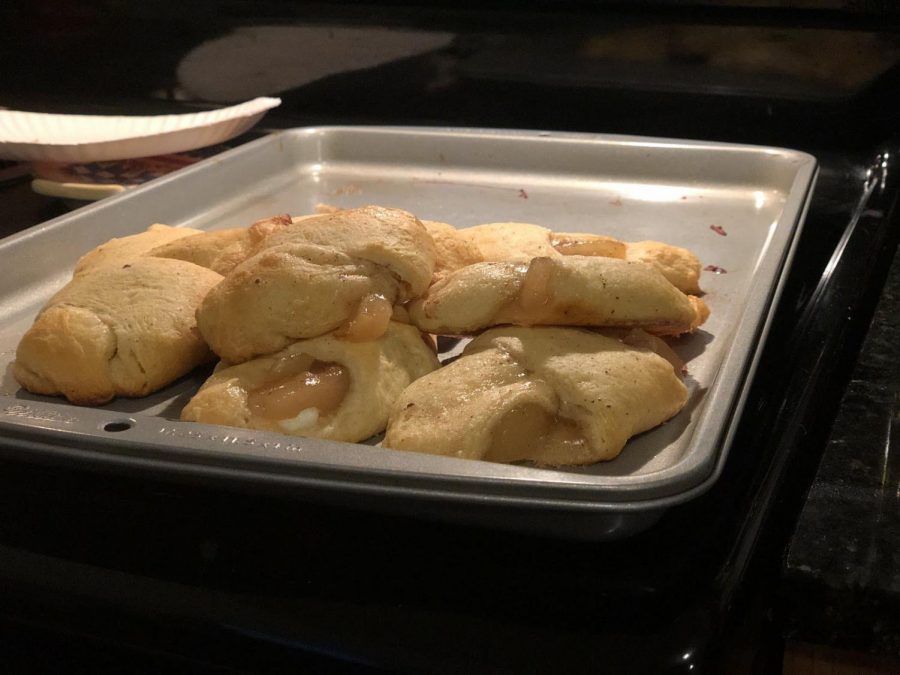 Seasonal party treat with only 5 ingredients: Creamy Cinnamon Apple Crescent Rolls