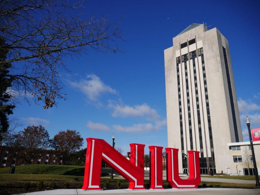 The+NIU+Huskie+Pride+Statue+and+Holmes+Student+Center+are+recognizable+landmarks+to+help+new+students+find+their+way+around+campus.