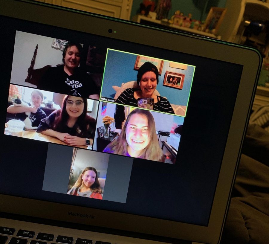 Managing Editor, Haley Galvin (Top Right), and friends gather for a virtual Friendsgiving