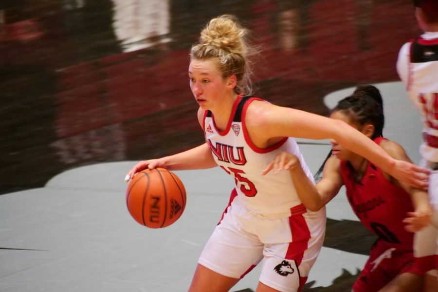 Sophomore+guard+Grace+Hunter+stays+in+front+of+a+defender+Nov.+25%2C+during+NIUs+85-61+loss+to+IUPUI+at+the+NIU+Convocation+Center+in+DeKalb.