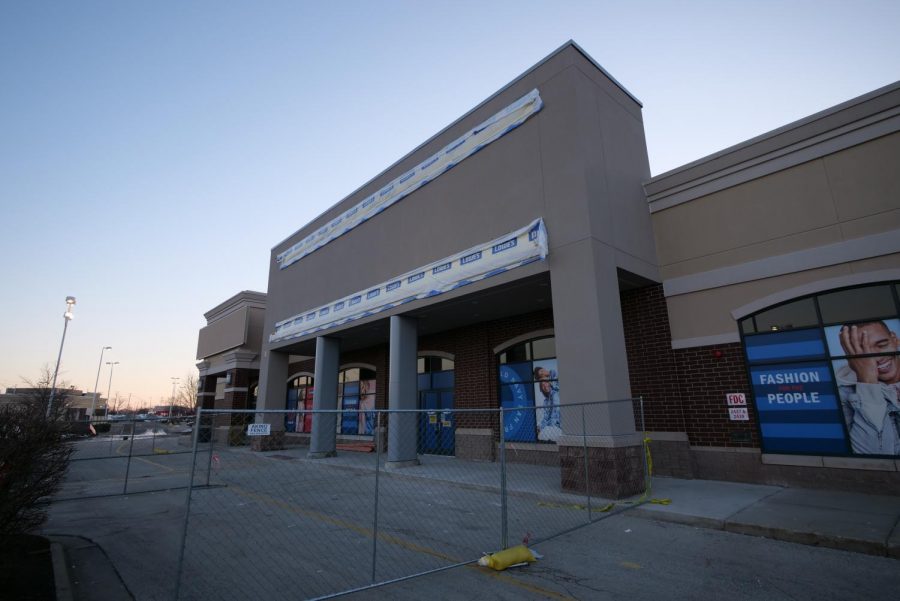 Construction for the return of Old Navy in the former Barnes and Noble space in Oakland Place has resumed. 