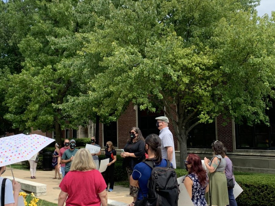 Kerry+Ferris%2C+president+of+the+tenured+faculty+union%2C+and+Keith+Nyquist%2C+president+of+the+non-tenured+faculty+union%2C+thank+NIU+employees+for+rallying+on+Friday.