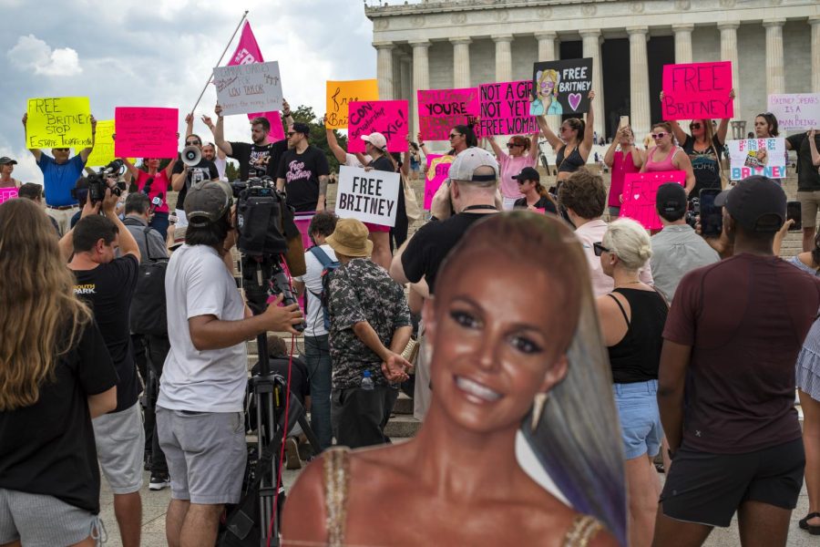 A+crowd+of+Britney+Spears+supporters+hold+up+signs+for+the+media+in+front+of+the+Lincoln+Memorial.