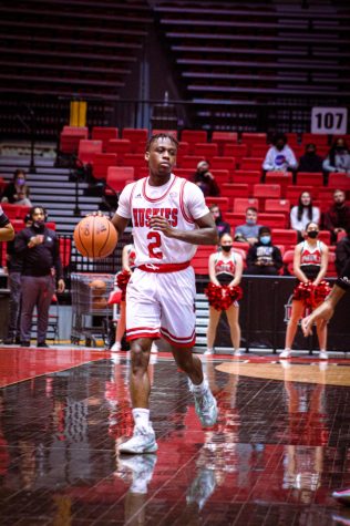 Junior guard Kaleb Thornton controls the tempo of the game during Jan. 18 83-92 loss to Bowling Green. (Zulfiqar Ahmed | Northern Star)