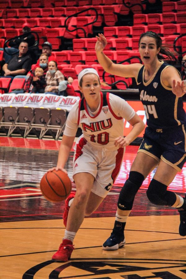 Junior+guard+Chelby+Koker+advances+the+ball+past+Akron+freshman+forward+Raegan+Bass+during+Mondays+victory+in+DeKalb.+Koker+injured+her+knee+in+NIUs+following+game+hosting+Kent+State+University+on+Wednesday.+%28Zulfiqar+Ahmed%2FNorthern+Star%29