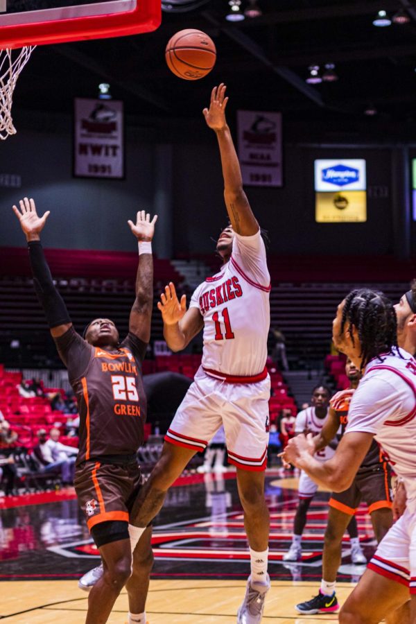 Senior forward Chinedu Kingsley Okanu goes for a layup during Tuesdays 92-82 loss to Bowling Green State University. (Summer Fitzgerald | Northern Star)