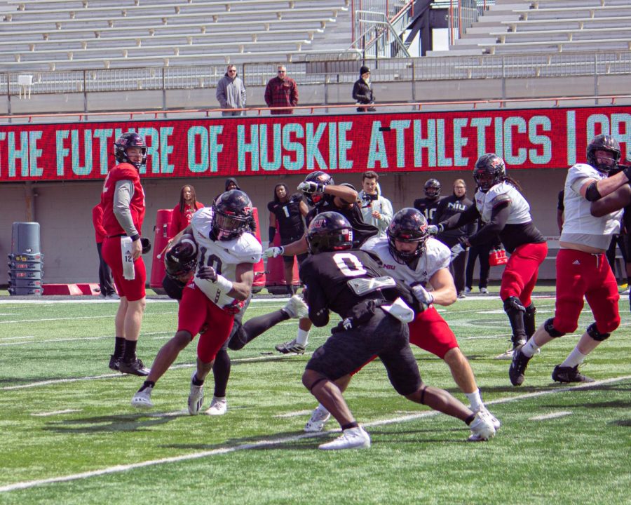Sophomore wide receiver Billy Dozier rushes to the right side during Saturday’s spring game at Huskie Stadium in DeKalb. Dozier ran in two touchdowns and accumulated over 100 yards on the ground. (Alex Pyevich/Northern Star)