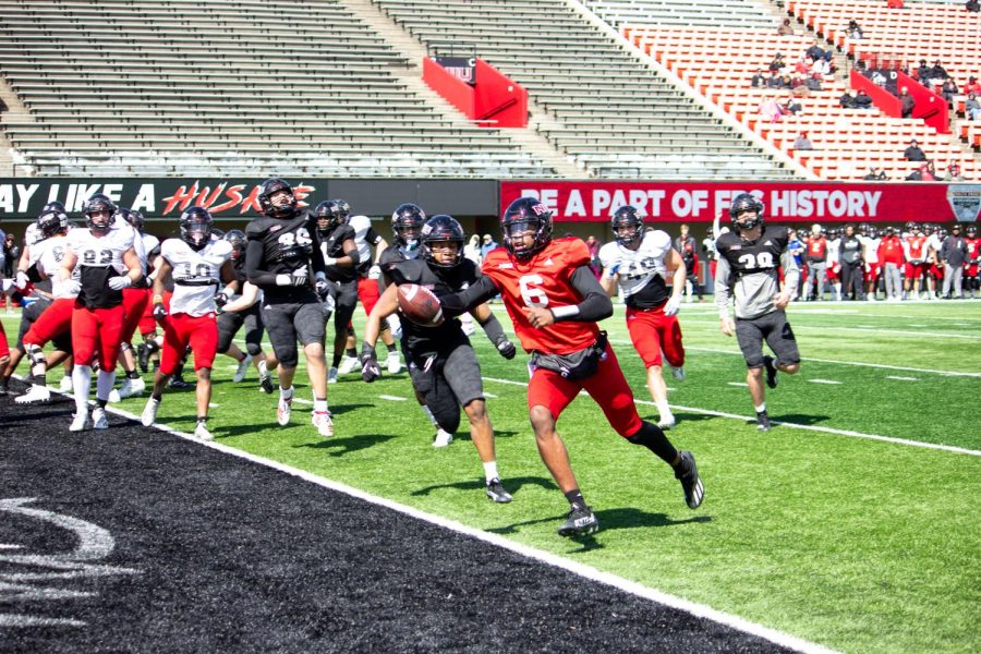 Redshirt freshman quarterback Jeffery Lomax scores on a run toward the left side from three yards out during NIU’s spring game Saturday morning. (Alex Pyevich/Northern Star)