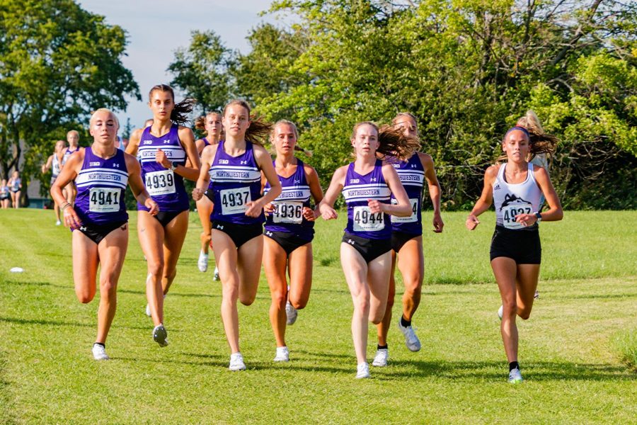 Senior+Brooke+Valentine+%28right%29+keeps+pace+with+a+group+of+Northwestern+Wildcats+at+the+front+of+Fridays+race.+Valentine+was+the+fastest-finishing+Huskie+with+a+time+of+19%3A19.28.