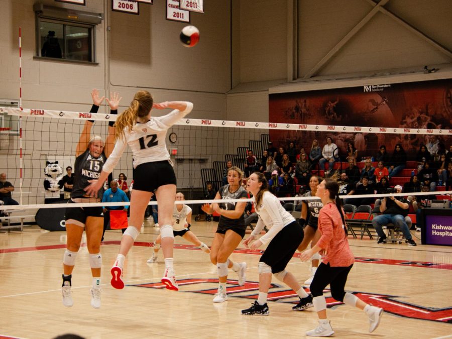 Junior+right+side+hitter+Emily+Dykes+jumps+for+an+attack+during+Tuesday+nights+Mid-American+Conference+matchup+between+the+NIU+Huskies+and+the+Western+Michigan+University+Broncos.+NIU+bested+the+Broncos+3-2+in+five+sets+to+remain+undefeated+in+conference+play+and+extend+its+consecutive+wins+streak+to+seven+games.+%28Mingda+Wu+%7C+Northern+Star%29