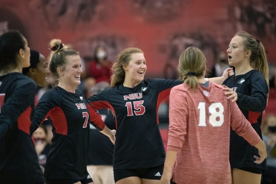 Then-sophomore setter Ella Mihacevich (center) celebrates with her teammates during a match in the 2021 season.