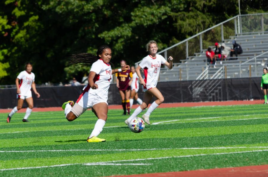 NIU freshman forward Amber Best pushes the ball downfield in a game between NIU and CMU. (Alyssa Queen | Northern Star)