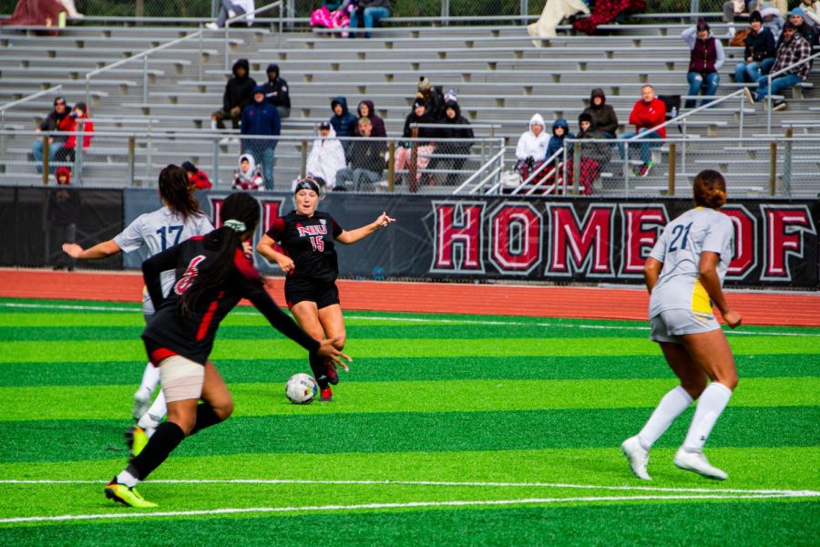 Then-junior midfielder Abby Zipse (center) passing the ball to forward and then freshman teammate Amber Best on Oct. 16, 2022 at the NIU Track and Field & Soccer Complex. (Mingda Wu | Northern Star)