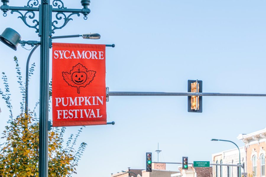 A Sycamore Pumpkin Fest sign being displayed over the weekend at the intersection of West State street and Somonauk Street. (Mingda Wu | Northern Star)
