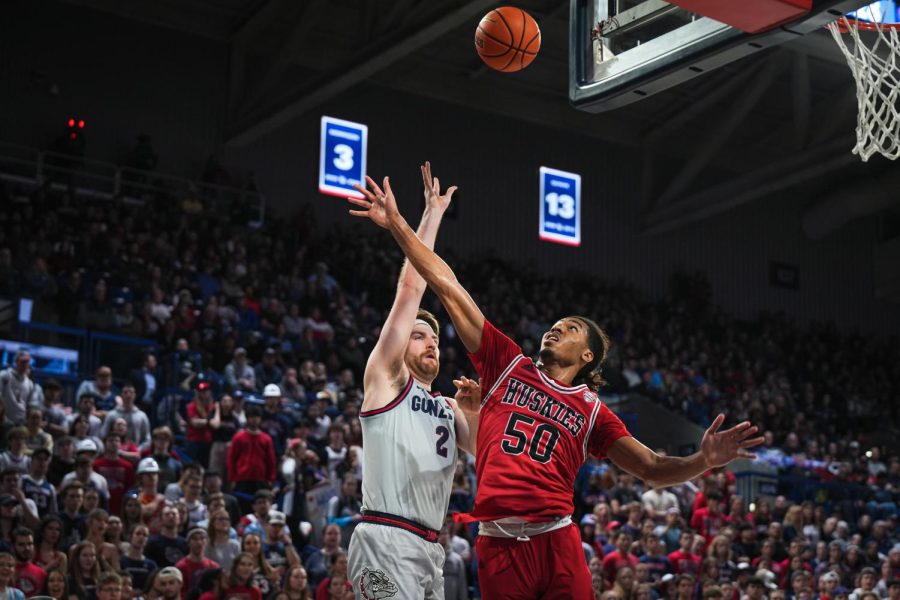 NIU redshirt senior forward Anthony Crump attempts to defend against a shot by Gonzaga University senior forward Drew Timme during Monday’s game. The Huskies failed to deliver an upset to the No. 15 Gonzaga, allowing the Bulldogs to extend their home winning streak to 71 games. (Courtesy Gonzaga Athletics)
