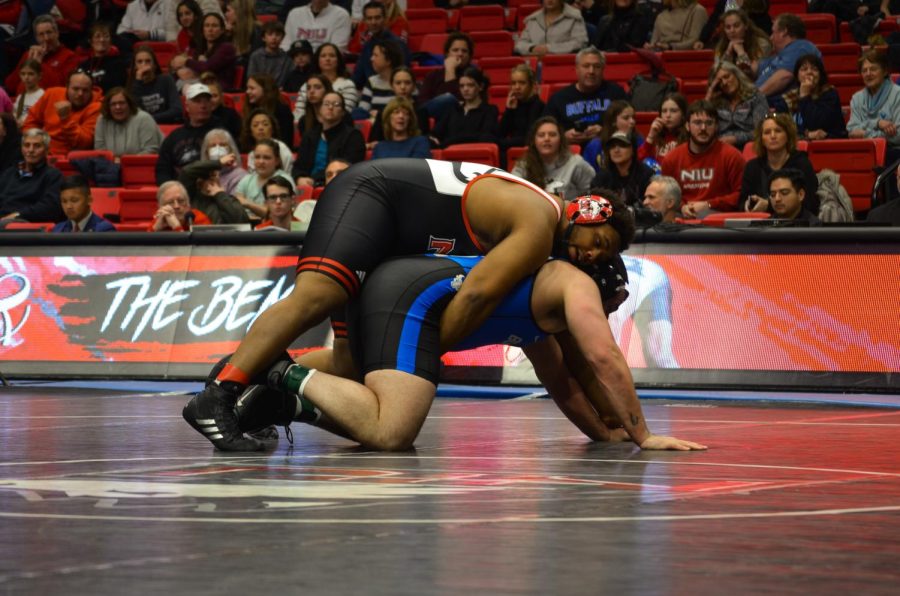 NIU+redshirt+senior+Terrese+Aaron+takes+on+Buffalo%E2%80%99s+Gregory+Hodulick+To+close+out+the+wrestling+portion+of+the+Beauty+and+the+Beast+meet+on+Saturday+at+the+Convocation+Center.+%28Alyssa+Queen+%7C+Northern+Star%29