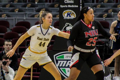 Kent State grad student forward Lindsey Thall (44) reaches toward NIU senior forward AJah Davis (25) for an incoming pass during the MAC Womens Basketball Tournament on March 8 at the Rocket Mortgage Fieldhouse in Cleveland. (Joseph Segreti | Northern Star)