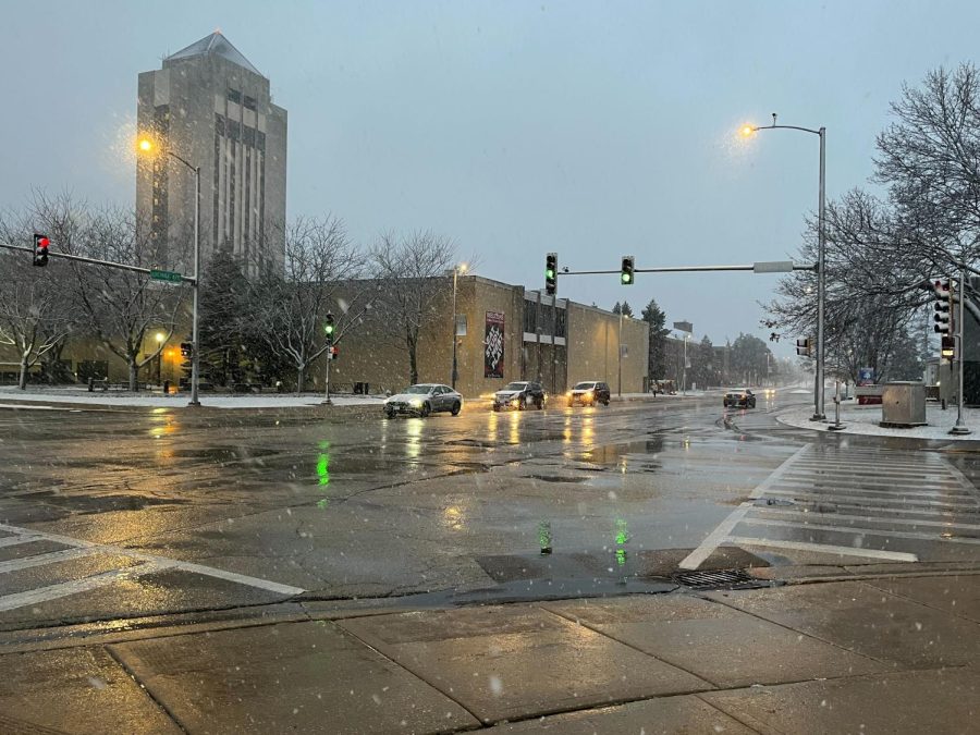 The corner of Lucinda Avenue and Normal Road during light snow. Until 7 a.m. Friday, DeKalb County is under a Weather Advisory. (Bridgette Fox | Northern Star)