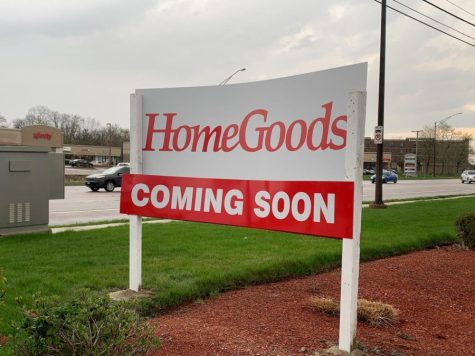 A HomeGoods sign sits near the street. A new Homegoods location is opening in DeKalb, but no opening date has been announced. (Rachel Cormier | Northern Star)