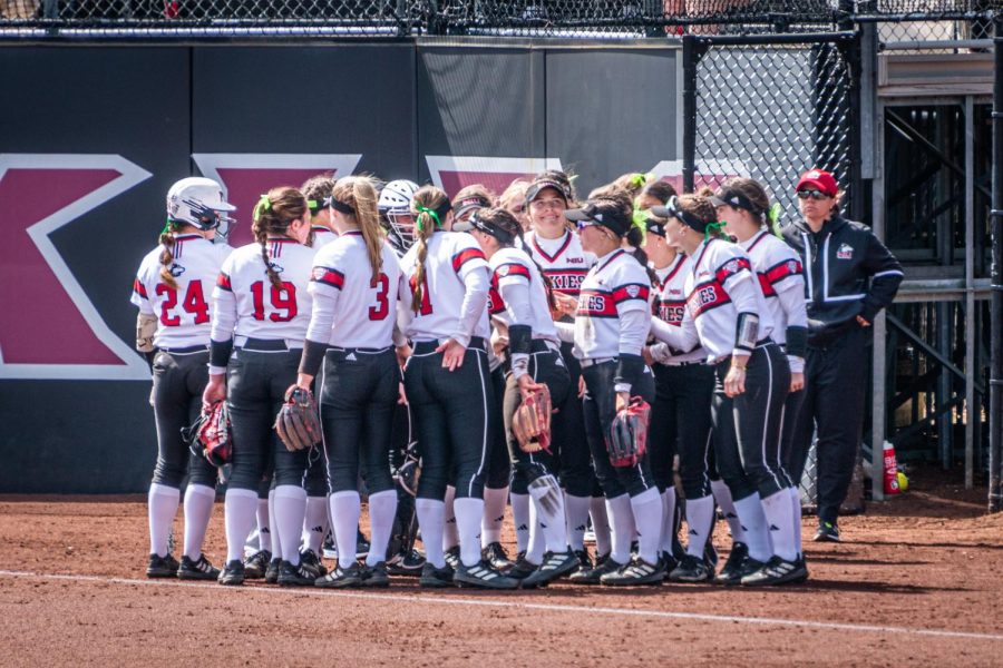 NIU+softball+huddles+up+before+the+first+game+of+a+doubleheader+against+Central+Michigan+University+on+Sunday.+The+Huskies+were+swept+by+the+Chippewas+by+scores+of+5-3+and+13-2.+%28Mingda+Wu+%7C+Northern+Star%29