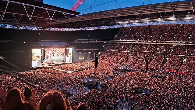 On+June+19%2C+2022%2C+Wembley+Stadium+was+filled+with+fans+attending+Harry+Styles+live+concert%2C+Love+on+Tour.+Harry+Styles+is+just+one+of+the+many+artists+who+have+been+hit+by+fans+throwing+objects+on+stage.+%28Courtesy+of+Wikimedia+Commons%29