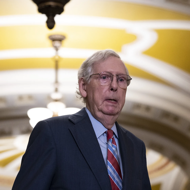 Senate+Minority+Leader+Mitch+McConnell+appears+to+be+freeze+while+speaking+on+May+24.+McConnell+and+other+elderly+congress+members+abilities+to+do+their+jobs+are+coming+into+question.+%28Drew+Angerer+%7C+CC+BY-SA+4.0%29+