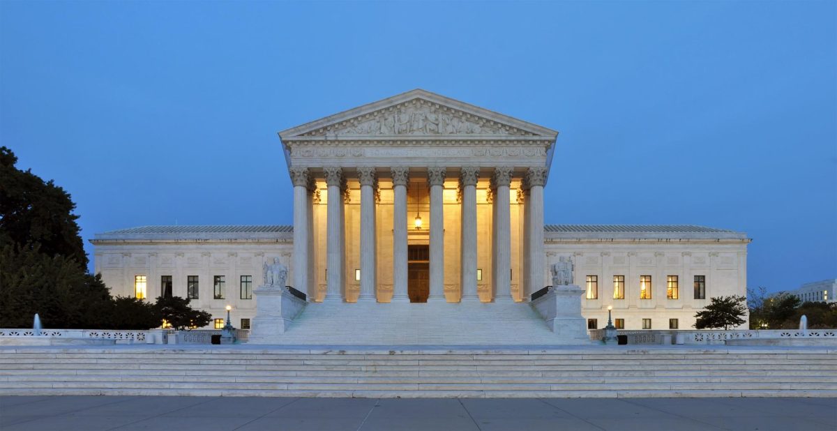 The United States Supreme Court Building stands under a clear sky in Washington, D.C. Enforcing term limits for members of Congress and Supreme Court justices would benefit democracy. (Courtesy of Wikicommons)