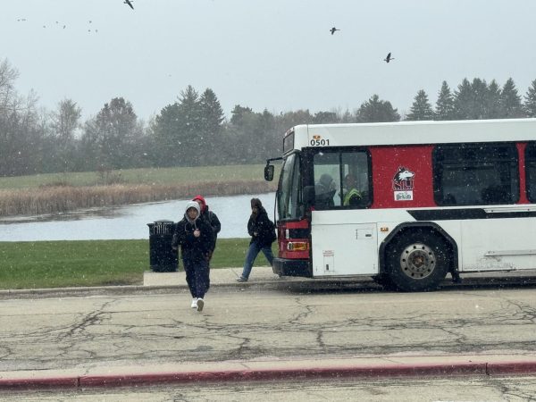Students walk out of an NIU bus while it’s snowing. El Nino, a weather phenomena, can cause warmer and drier conditions during the winter. (Gabby Crabtree | Northern Star)