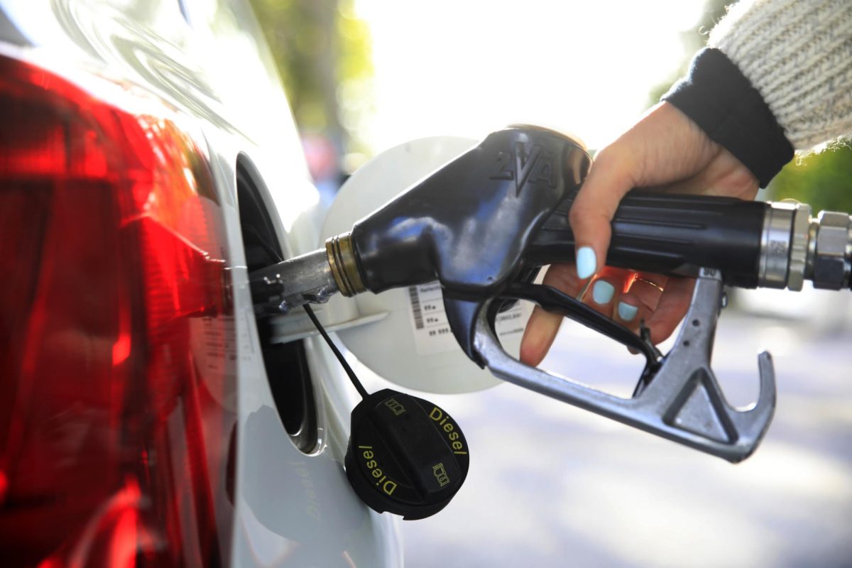 A person uses a gas pump to fuel a car. The average gas price in Illinois rose from $3.03 in December 2023 to $3.19 in January 2024. (Courtesy of Getty Images)