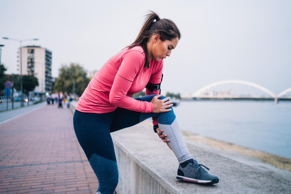 A woman on a run holds her knee. Prioritizing knee health is crucial for future mobility. (Getty Images)