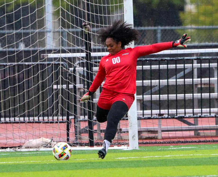 Graduate student goalkeeper Ary Purifoy (00) gears up for a goalie kick on Sunday at the NIU Soccer and Track & Field Complex. NIU women’s soccer tied with Ohio University 0-0, marking the Huskies' second tie in a row. (Marco Alvarez | Northern Star)