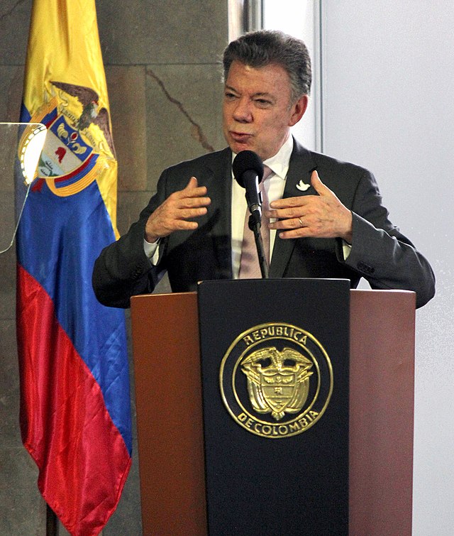 Former Colombian President Juan Manuel Santos speaks at a podium July 26, 2016 in Medellín, Colombia. Opinion Columnist Santiago Montañez Bertoletti witnessed the fight for Santos’ peace process with the guerrilla group FARC in the 2010s, which required the willpower of the people to achieve. (Courtesy of Wikimedia Commons)