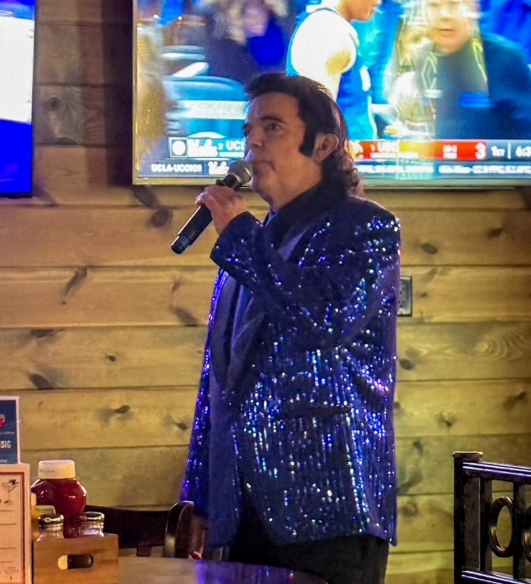 Steve Silverstein sings karaoke at Fatty's Pub and Grille. Silverstein is known in DeKalb for his Elvis act. (Time Dodge | Northern Star)