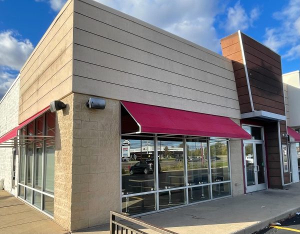 The former location of Noodles and Company sits on a cloudy day. After 21 years in business, Noodles and Company shut down its DeKalb location. (Austin Lamb | Northern Star)
