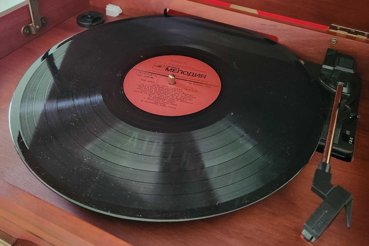 A record from Trio Merenych, a Ukrainian folk band, sits on a record player. Opinion Columnist Santiago Montañez Bertoletti believes non-English music should be more popular. (Sofia Didenko | Northern Star)